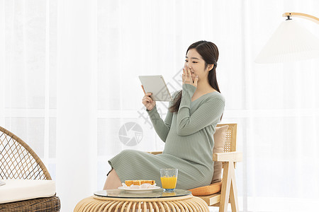 孕妇居家使用平板电脑图片
