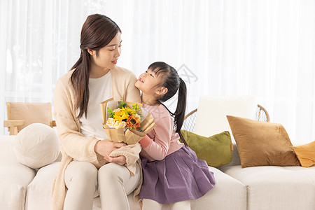 温馨家庭母女母亲节女儿送花给妈妈背景