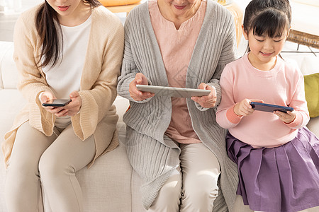 孩子看ipad祖孙三代智能生活背景