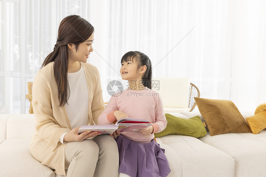 周末在家给孩子讲故事的年轻母亲