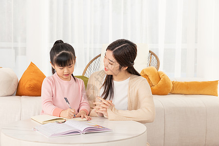 母女温馨妈妈客厅辅导女孩学习背景