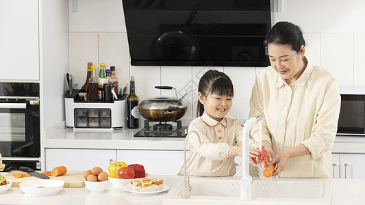 奶奶与孙女厨房做早餐图片