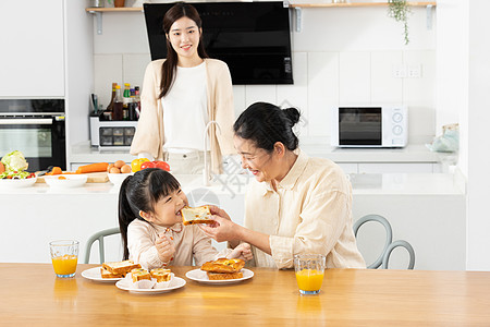 温馨的家祖孙三代奶奶喂孙女吃早餐背景