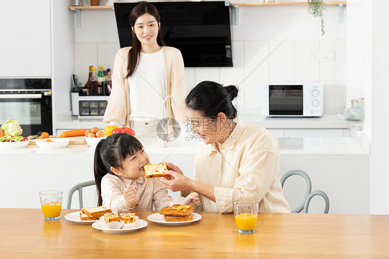祖孙三代奶奶喂孙女吃早餐图片