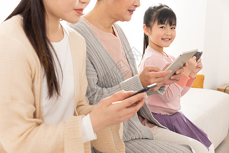 孩子看ipad祖孙三代智能生活背景