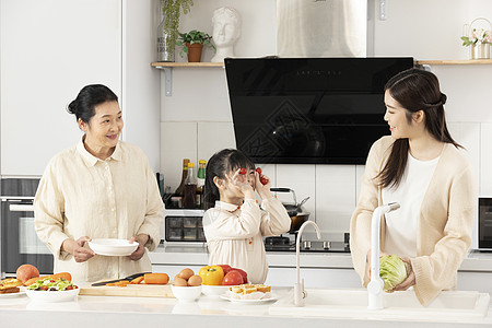 妈妈和女儿做饭祖孙三代在厨房一起做饭背景
