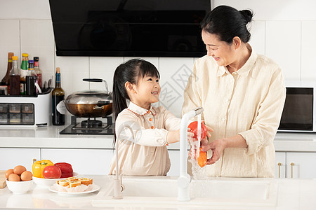 隔代抚养奶奶与孙女厨房做早餐背景