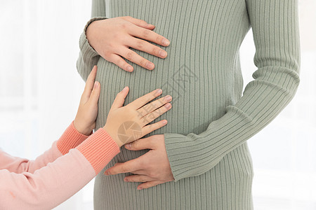 小女孩抚摸妈妈的孕肚图片