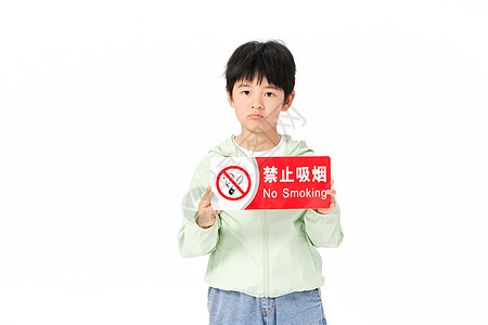 举着禁止吸烟标识不开心的小男孩图片