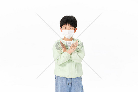 戴口罩的小男孩双手在胸前交叉图片
