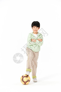 单脚踩着足球的小男孩图片
