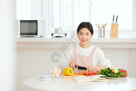 周末居家做美食切菜的年轻女性图片