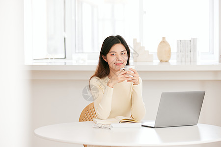 居家学习办公的年轻女性图片