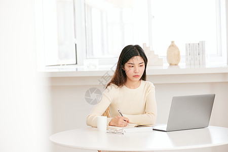 自由职业者居家学习办公的年轻女性背景