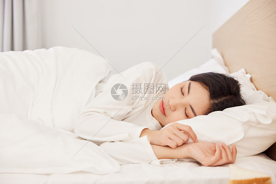 青年居家女性睡觉睡眠图片