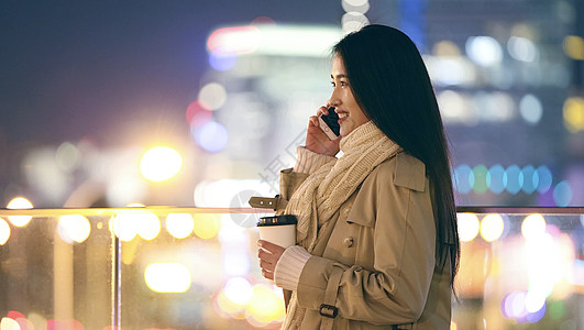 都市白领夜晚打电话高清图片