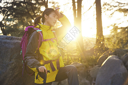 年轻女性户外爬山休息擦汗背景图片