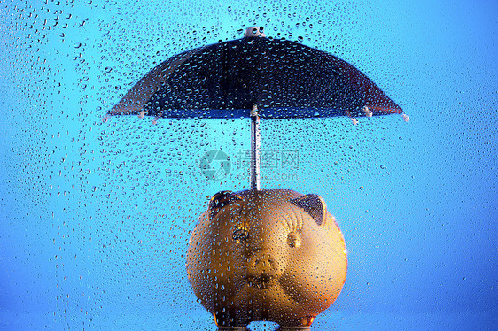雨伞保护下的储蓄罐图片