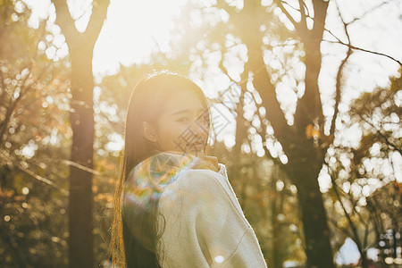 青春清新美女逆光人像图片