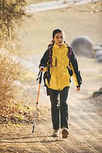 女生户外徒步登山形象图片