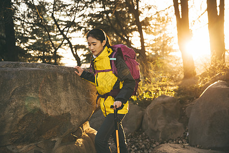 女生户外徒步登山形象高清图片