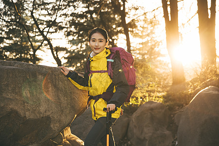 女生户外徒步登山形象图片