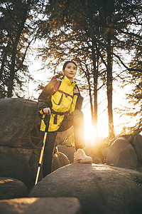 女生户外徒步登山形象高清图片