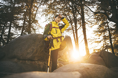 健身日女生户外徒步登山形象背景