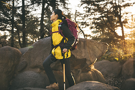 户外登山女生户外徒步登山形象背景