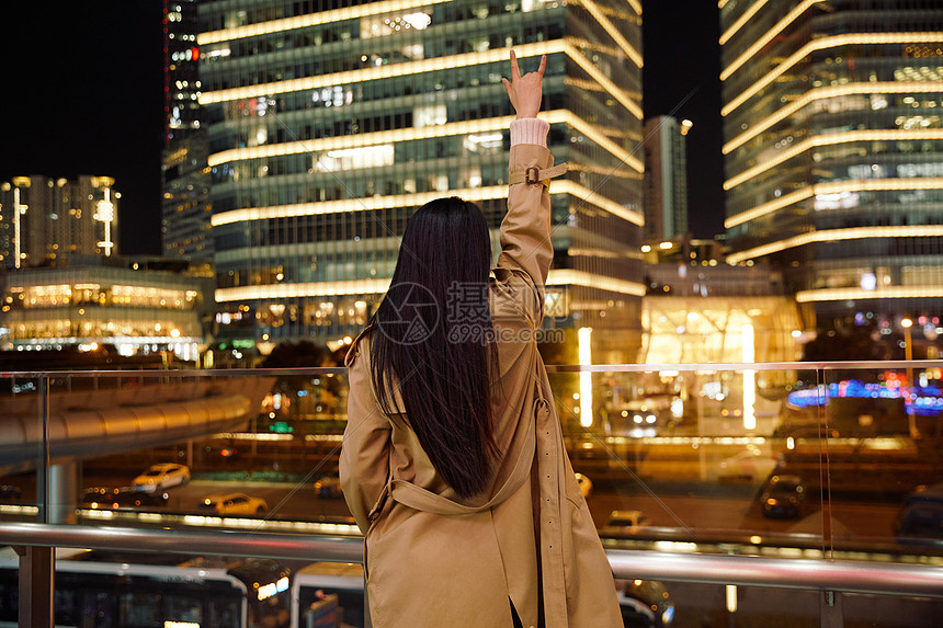 冬季夜晚都市女性人像举手欢呼图片