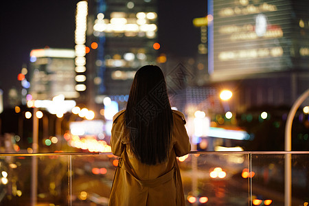 夜景人像冬季夜晚都市女性人像背影背景