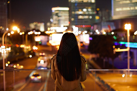 马路背影冬季夜晚都市女性人像背影背景