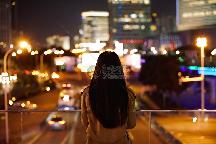 冬季夜晚都市女性人像背影