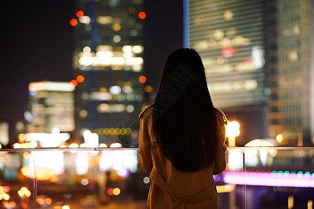 孤独加班冬季夜晚都市女性人像背影背景