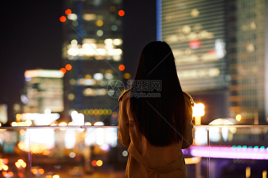 冬季夜晚都市女性人像背影高清图片下载-正版图片-摄