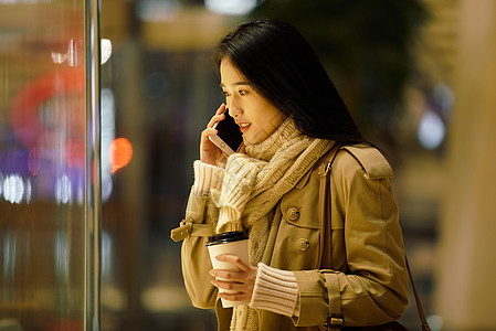 大学生手机都市女性夜晚手握咖啡杯打电话背景