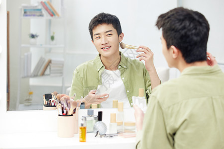 男士化妆品年轻男士镜子前化妆背景