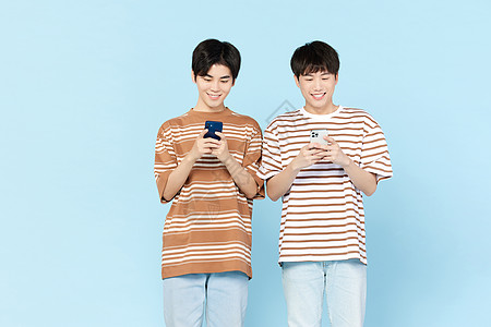 男性模特青年男性朋友相约打手机游戏背景