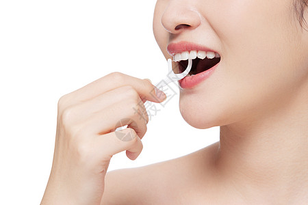 女性口腔护理使用牙线棒清洁牙齿高清图片