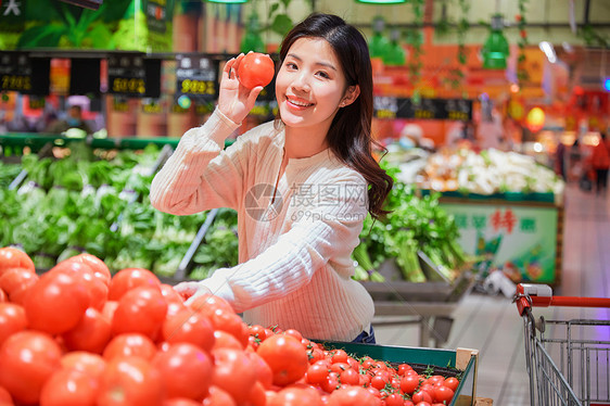 超市购物挑选蔬菜生鲜的女性图片