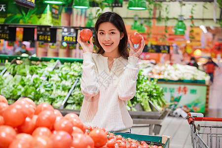 超市购物挑选蔬菜生鲜的女性图片