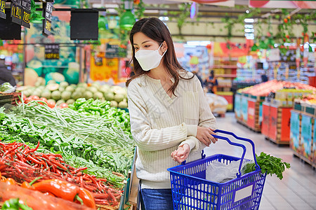 佩戴口罩逛超市的年轻女性图片