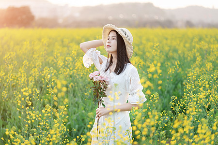 青春活力萌妹子油菜花花海中的少女背景