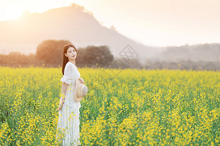 小清新美女油菜花花海中的少女背景