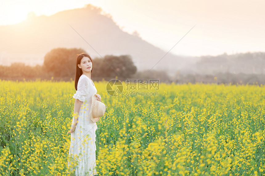 油菜花花海中的少女图片