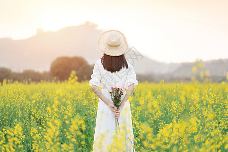 春天小清新女孩油菜花花海中的少女背景