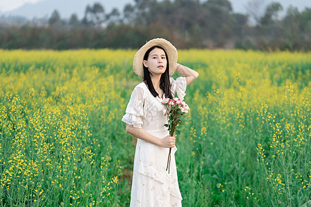 油菜花花海中的少女图片