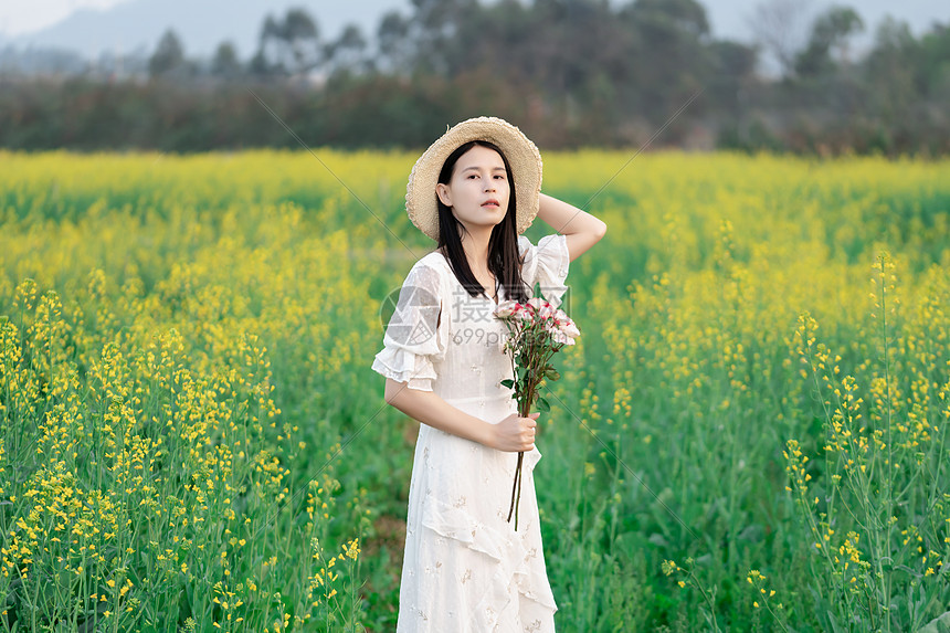 油菜花花海中的少女图片