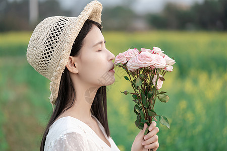 阳光少女油菜花花海中的少女背景