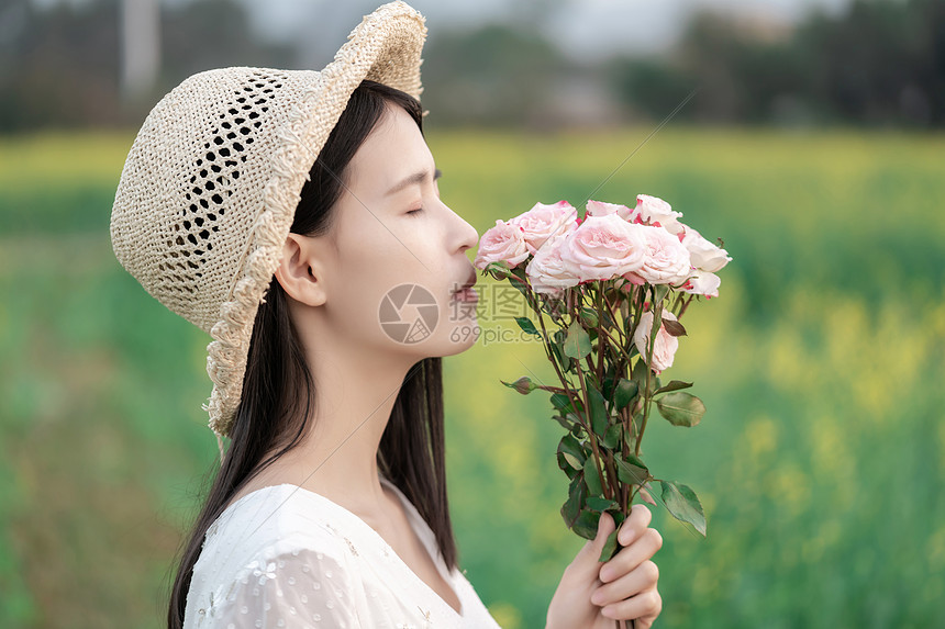 油菜花花海中的少女图片